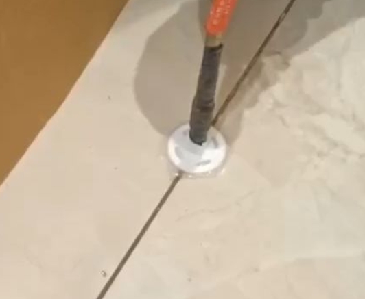 陕西瓷砖空鼓维修公司专业解答瓷砖在铺贴过程中，如果没有涂抹均匀到位的粘结材料（如水泥砂浆或瓷砖胶），可能会导致以下问题