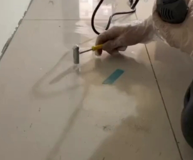 陕西瓷砖开裂维修公司专业分享瓷砖在铺贴前如果没有沥干水分，将会导致以下问题